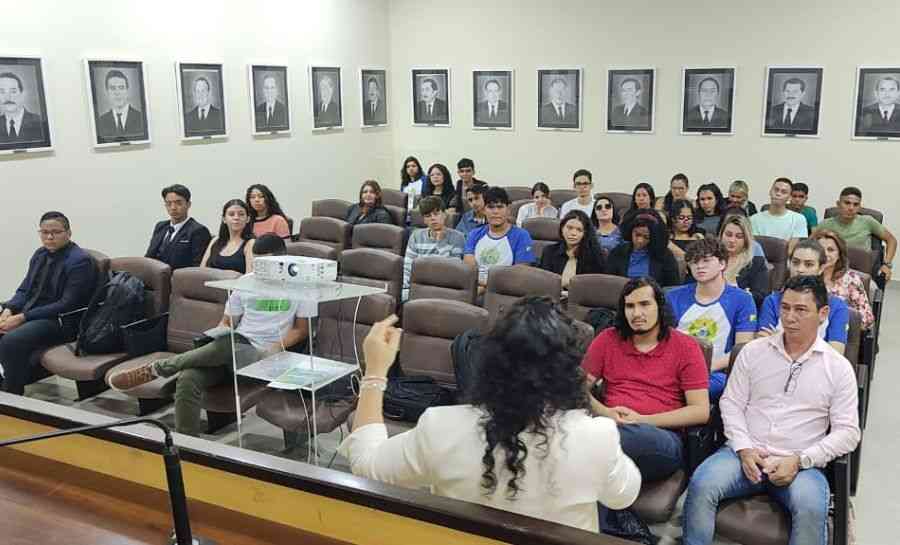 Estudantes eleitos para o Programa Jovem Parlamentar/2024 são recebidos na Aleac